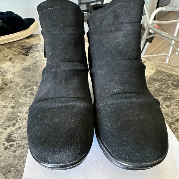 Women's Black Suede Skecher Booties - Picture 1 of 7